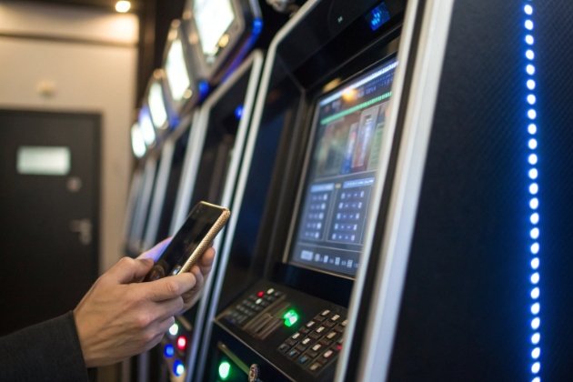 maintenance alert notifications for gaming cabinets